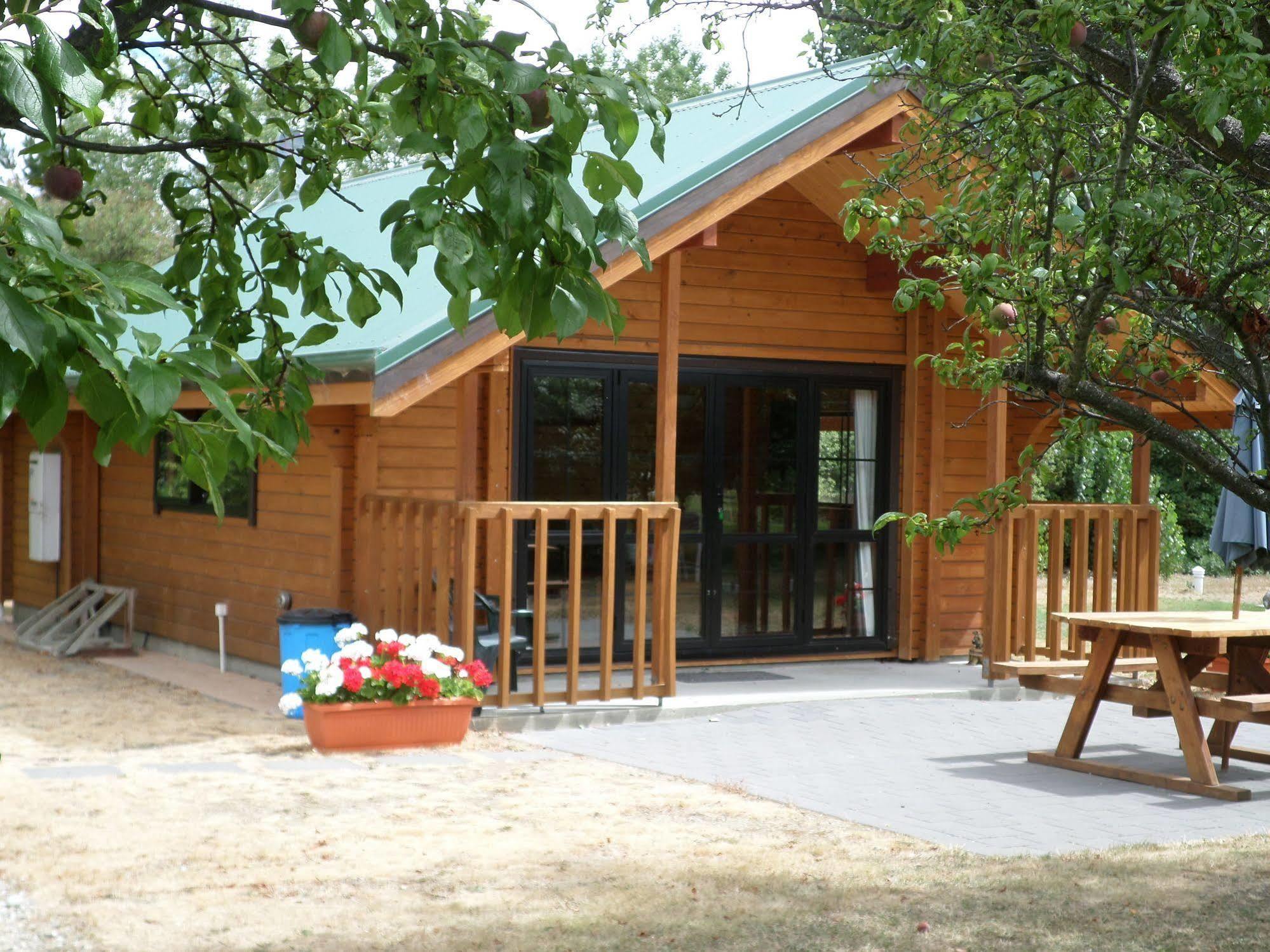 Central Chalets Ltd Alexandra Bagian luar foto