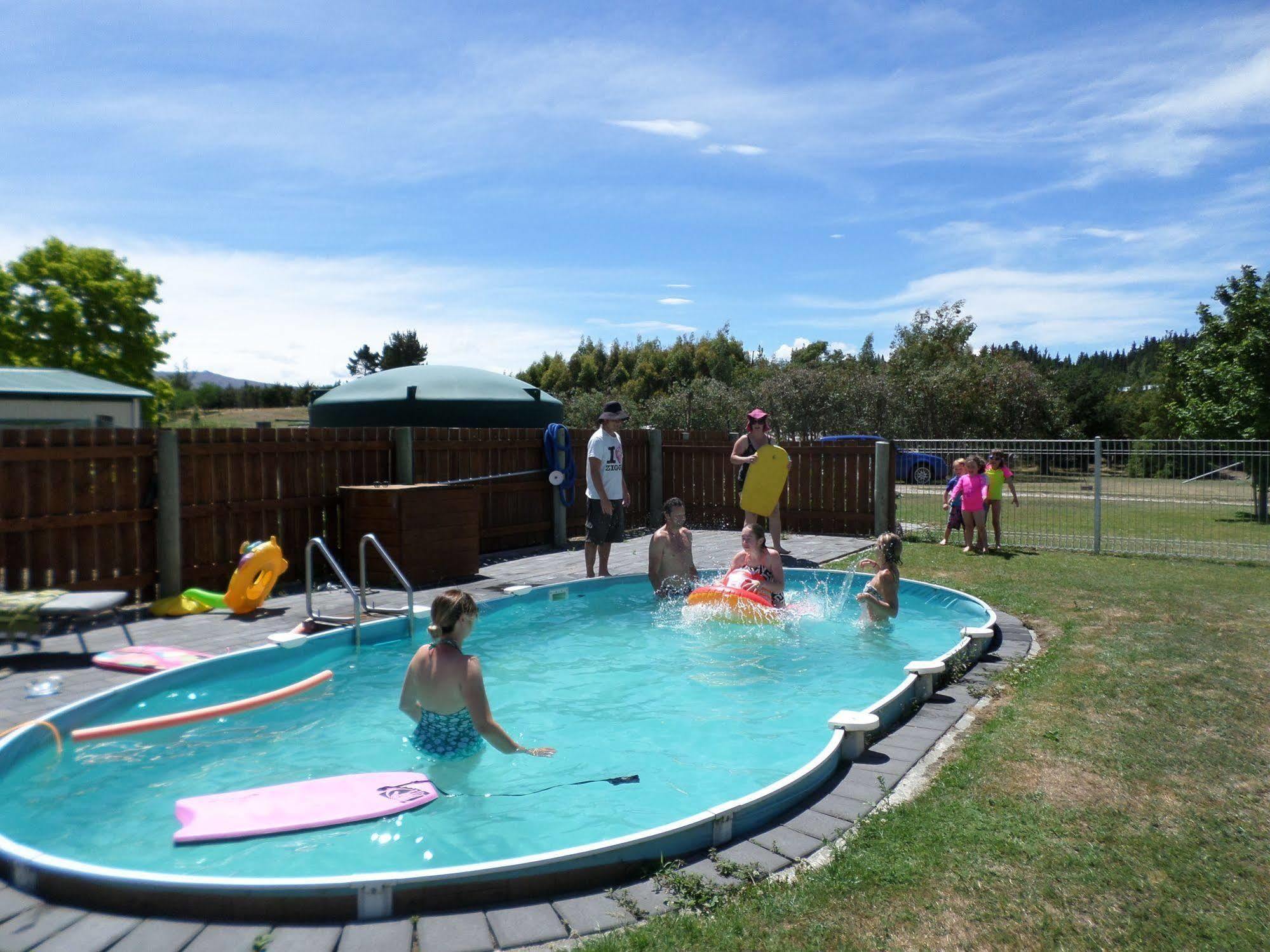 Central Chalets Ltd Alexandra Bagian luar foto