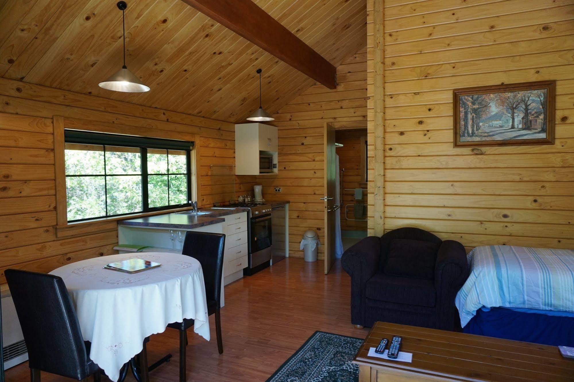 Central Chalets Ltd Alexandra Bagian luar foto