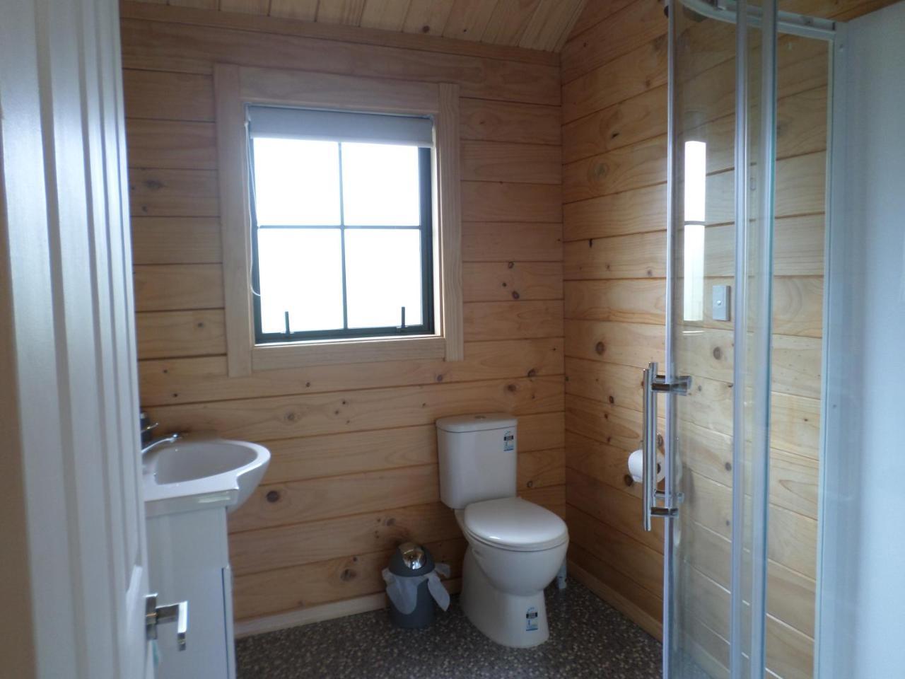 Central Chalets Ltd Alexandra Bagian luar foto