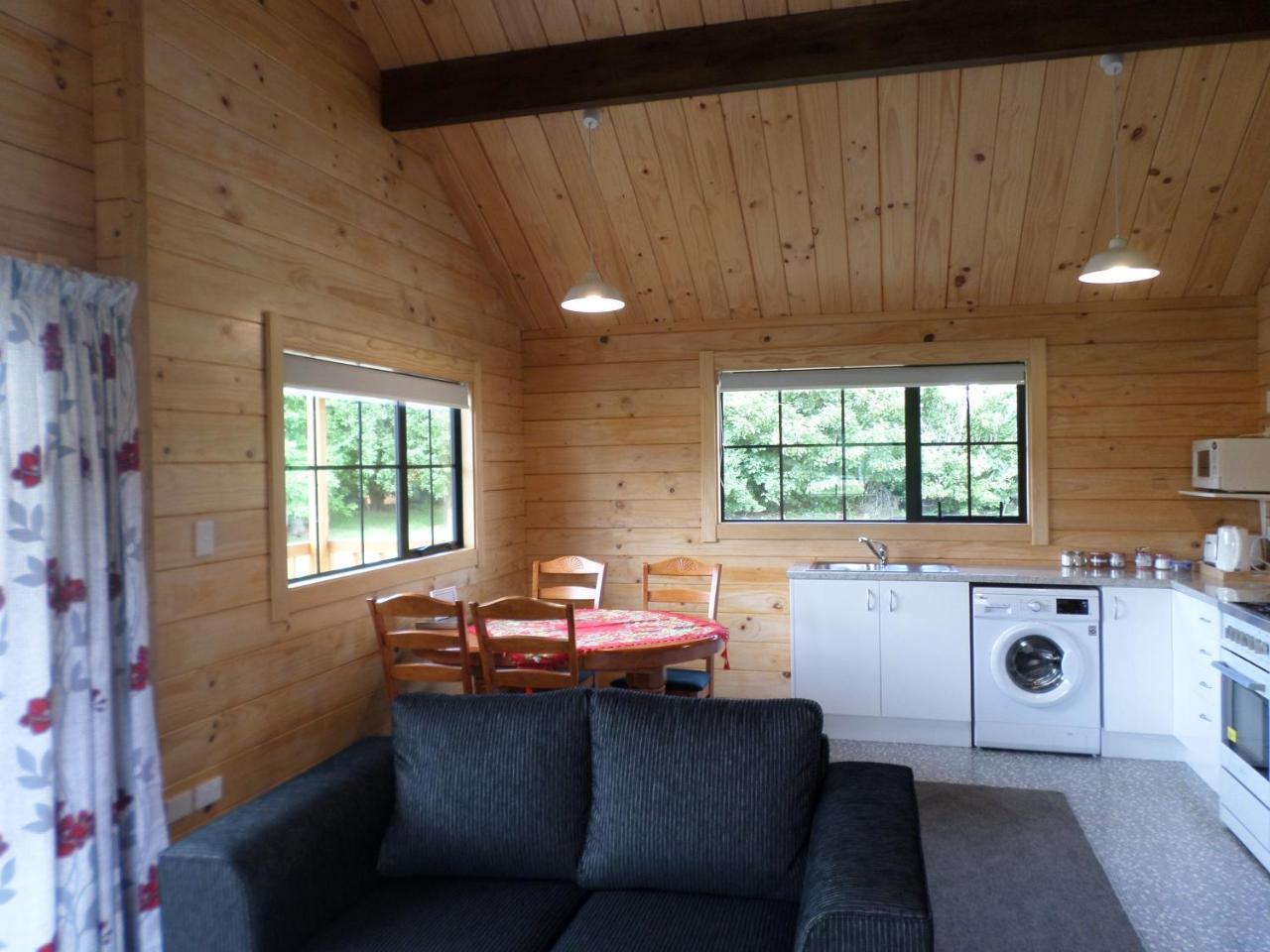 Central Chalets Ltd Alexandra Bagian luar foto